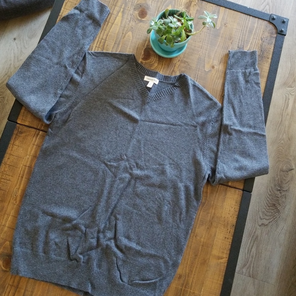 Tucker +Tate grey v-neck sweater